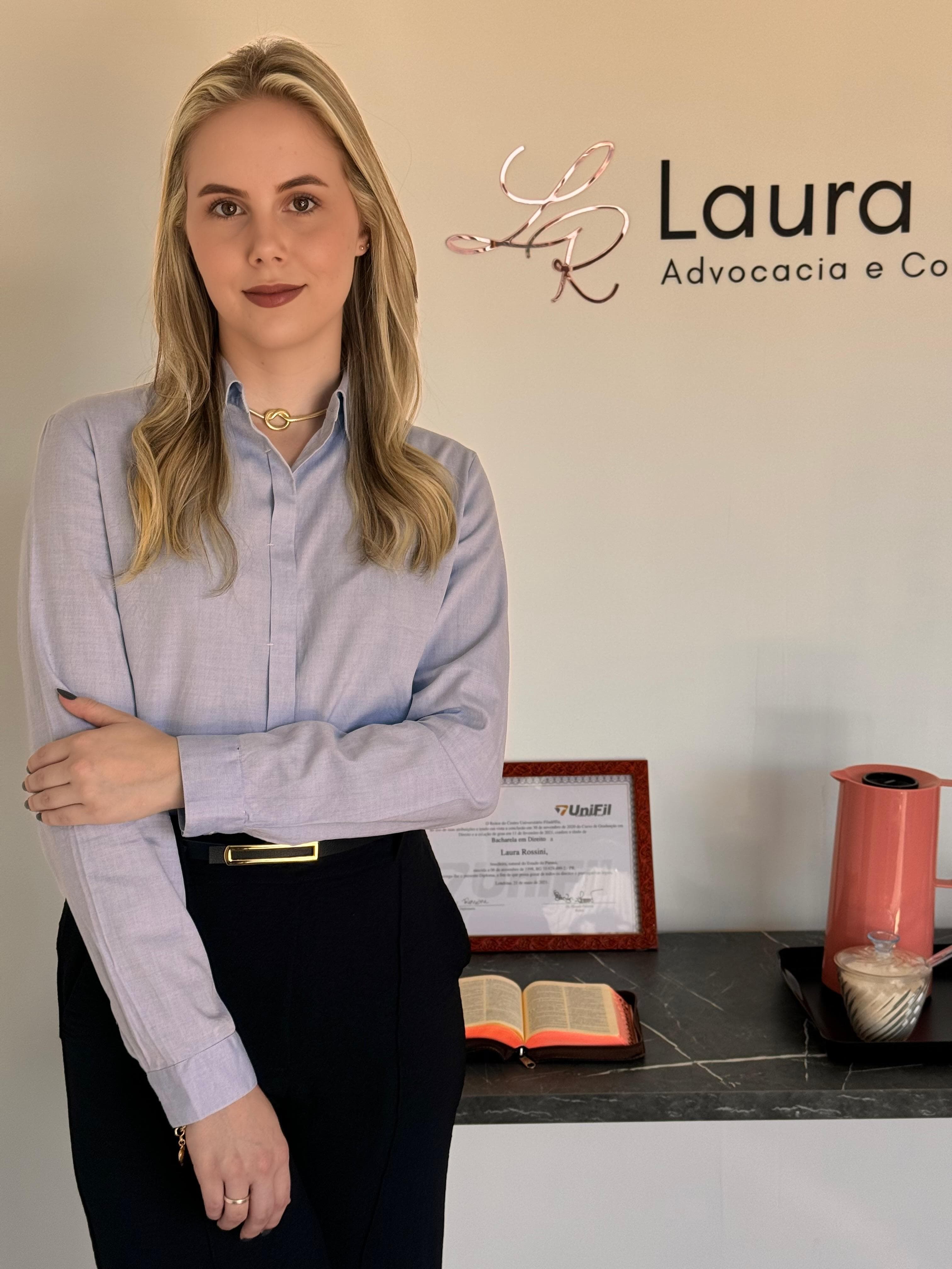 Dra. Laura Rossini - Advogada especialista em direito previdenciário